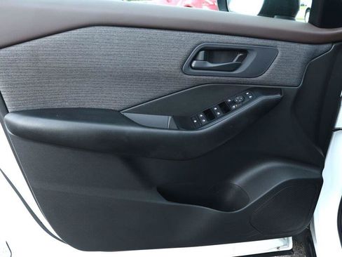 Used 2023 Nissan Rogue S AWD/4WD image 16