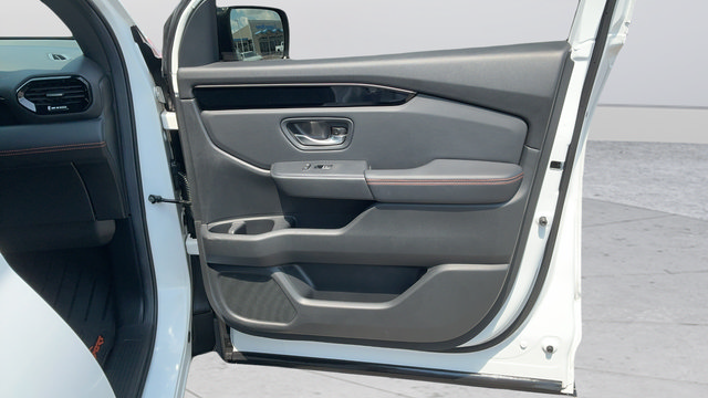 Used 2025 Honda Pilot TrailSport image 23