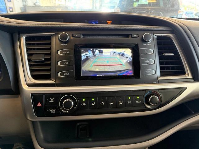 Used 2017 Toyota Highlander LE w/ Carpet Mat Package FWD image 16