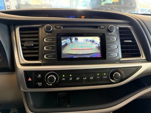 Used 2017 Toyota Highlander LE w/ Carpet Mat Package FWD image 16
