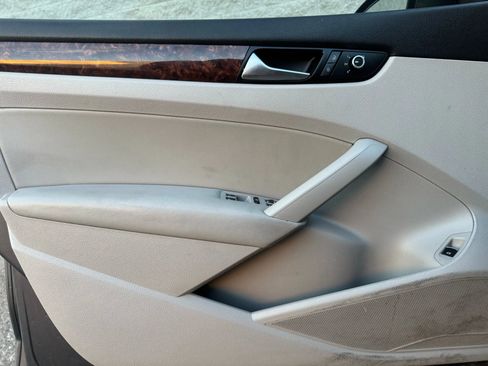 Used 2013 Volkswagen Passat TDI SEL Premium image 10