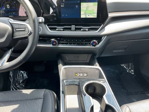 Used 2025 Chevrolet Equinox LT w/ Convenience Package II AWD/4WD image 11