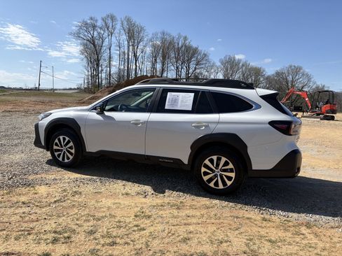 Used 2025 Subaru Outback Premium AWD/4WD image 5