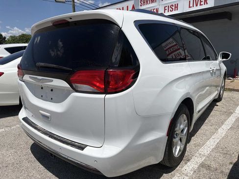 Used 2017 Chrysler Pacifica Touring-L Plus w/ Tire & Wheel Group FWD image 3