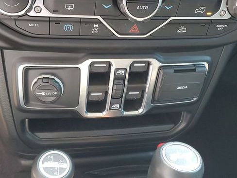 Used 2022 Jeep Wrangler Unlimited Sahara AWD/4WD image 17