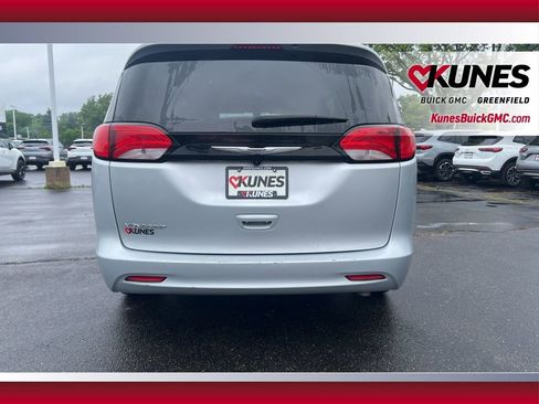 Used 2022 Chrysler Voyager LX FWD image 6