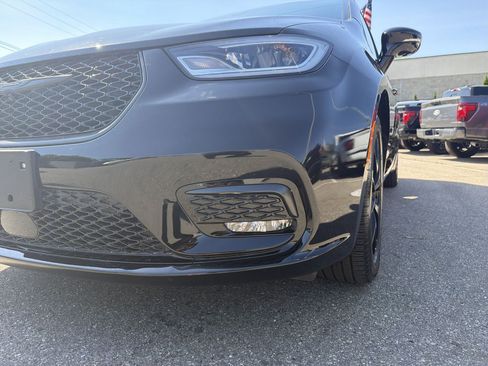 Used 2026 Chrysler Pacifica Limited w/ S Appearance Package FWD image 12
