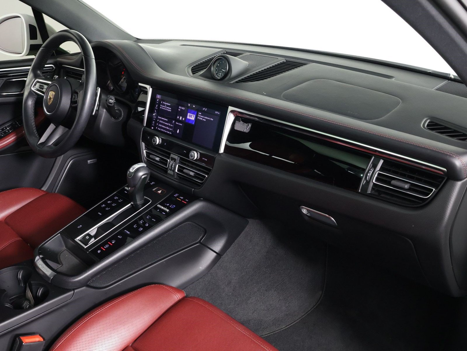 Certified 2023 Porsche Macan AWD/4WD image 24
