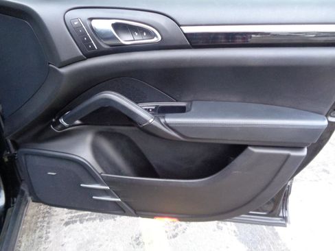 Used 2016 Porsche Cayenne Platinum Edition image 25