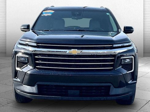 Used 2025 Chevrolet Traverse LT image 2