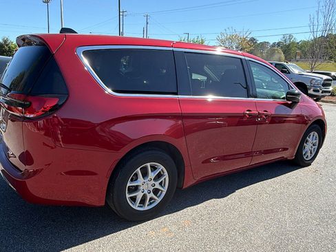 Certified 2024 Chrysler Pacifica Touring-L FWD image 8