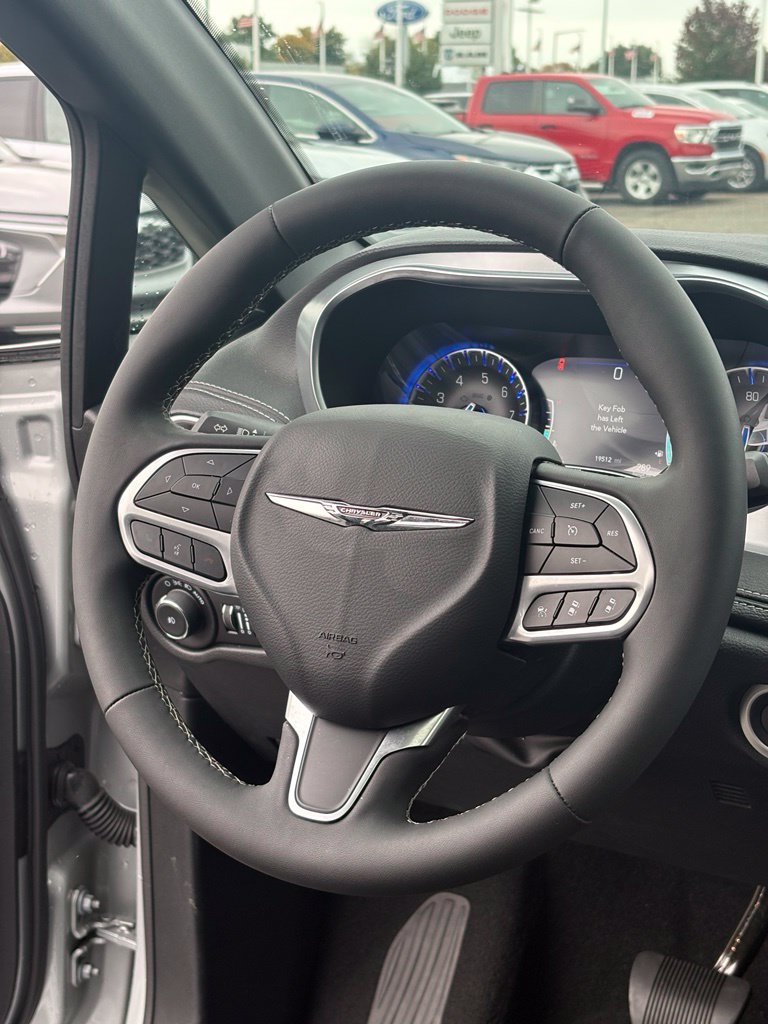 Used 2026 Chrysler Pacifica Limited FWD image 22