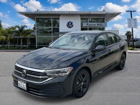 Used 2024 Volkswagen Jetta SE w/ Panoramic Sunroof Package FWD image 3