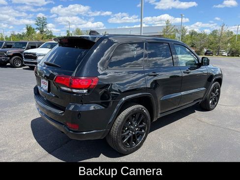 Used 2018 Jeep Grand Cherokee Altitude AWD/4WD image 3