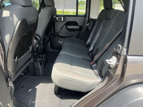 Used 2025 Jeep Wrangler Unlimited Rubicon AWD/4WD image 33