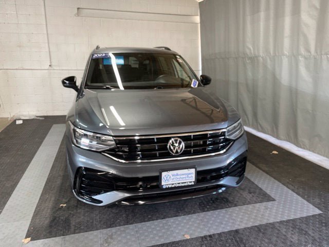Used 2023 Volkswagen Tiguan SE R-Line FWD image 2