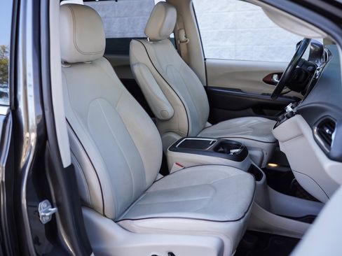 Used 2020 Chrysler Pacifica Limited image 25