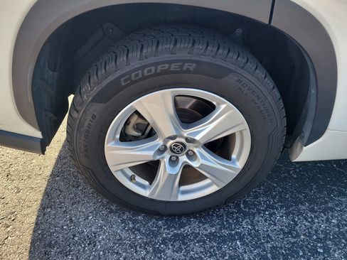 Used 2022 Toyota Highlander LE image 9