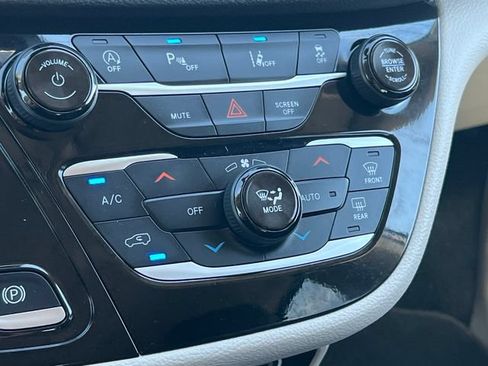 Used 2024 Chrysler Pacifica Touring-L AWD/4WD image 29