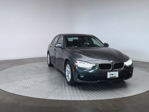 Used 2018 BMW 320i xDrive Sedan w/ Convenience Package AWD/4WD image 3