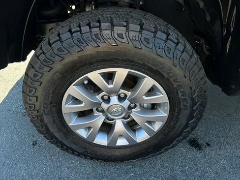 Used 2018 Toyota Tacoma SR5 AWD/4WD image 10
