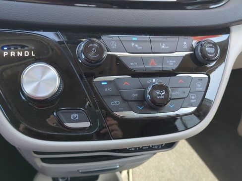 Used 2024 Chrysler Pacifica Touring-L FWD image 26
