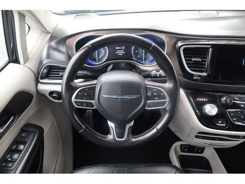 Used 2017 Chrysler Pacifica Touring-L Plus FWD image 10