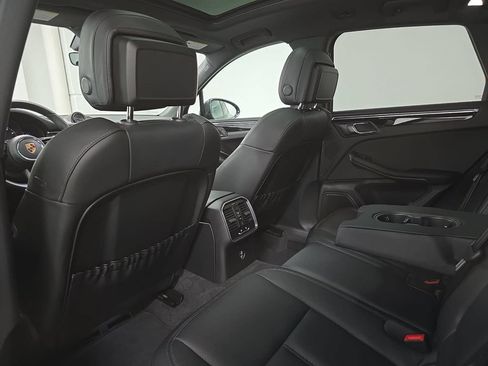 Certified 2023 Porsche Macan AWD/4WD image 28