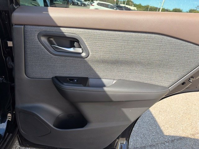 Used 2022 Nissan Rogue SV AWD/4WD image 18