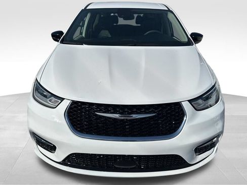 Used 2024 Chrysler Pacifica Touring-L FWD image 5