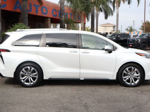 Used 2023 Toyota Sienna Platinum FWD image 12