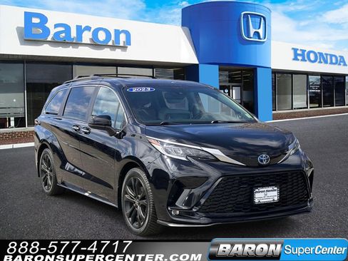 Used 2023 Toyota Sienna XSE w/ XSE Plus Package FWD image 1
