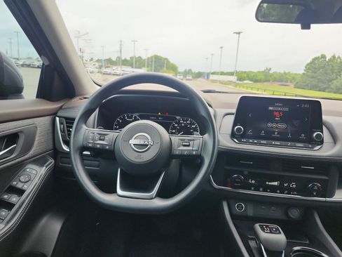 Used 2023 Nissan Rogue SV FWD image 11