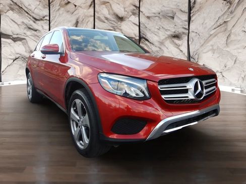 Used 2017 Mercedes-Benz GLC 300 4MATIC w/ Premium 2 Package image 4