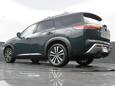 Used 2024 Nissan Pathfinder Platinum image 10