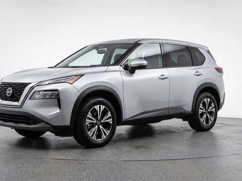Used 2023 Nissan Rogue SV image 3