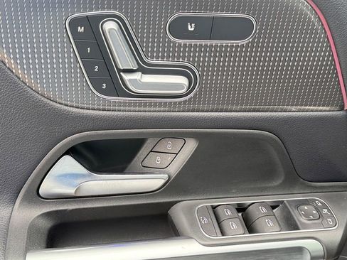 Used 2021 Mercedes-Benz GLB 250 GLB 250 image 17