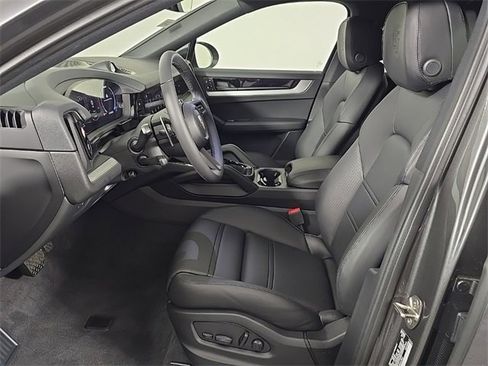 Certified 2025 Porsche Cayenne image 5