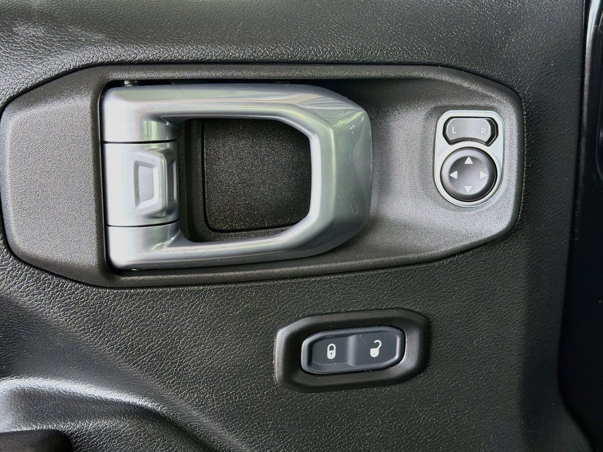 Used 2020 Jeep Wrangler Sport AWD/4WD image 15
