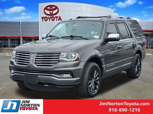Used 2017 Lincoln Navigator Select image 3