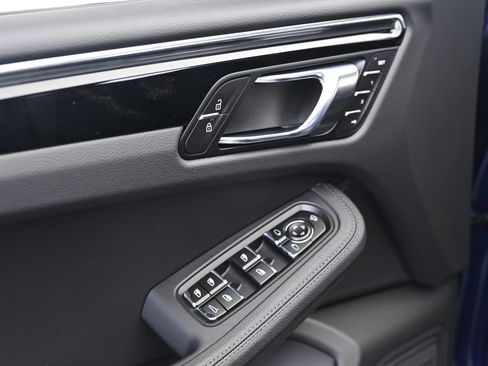 Used 2026 Porsche Macan AWD/4WD image 27