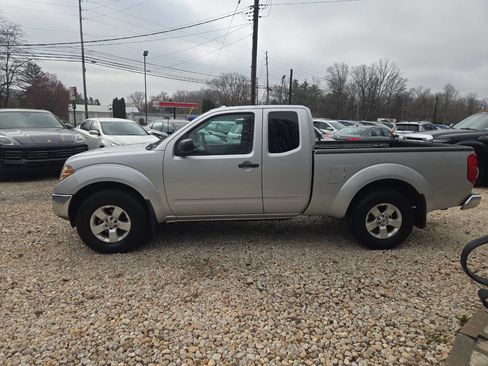 Used 2011 Nissan Frontier SV w/ SV Premium Utility Pkg image 4
