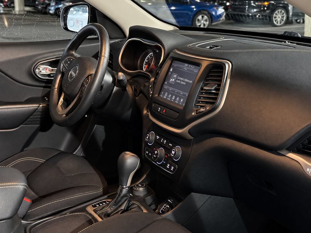 Used 2016 Jeep Cherokee Latitude w/ Comfort/Convenience Group AWD/4WD image 5