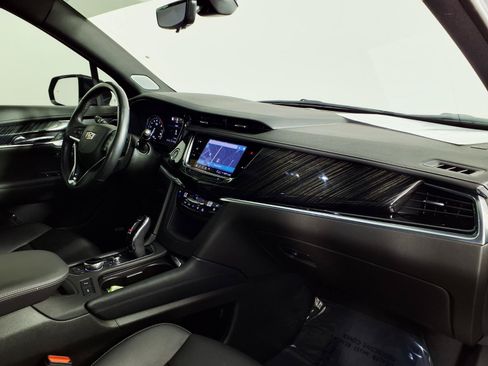 Certified 2023 Cadillac XT6 Premium Luxury w/ Technology Package FWD image 9