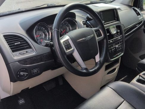 Used 2014 Chrysler Town & Country Touring-L w/ Driver Convenience Group FWD image 12