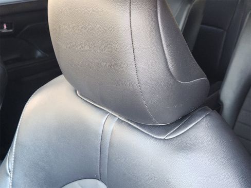 Used 2022 Toyota Highlander XLE image 15