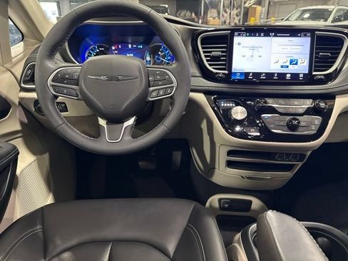 Used 2023 Chrysler Pacifica Touring-L FWD image 24