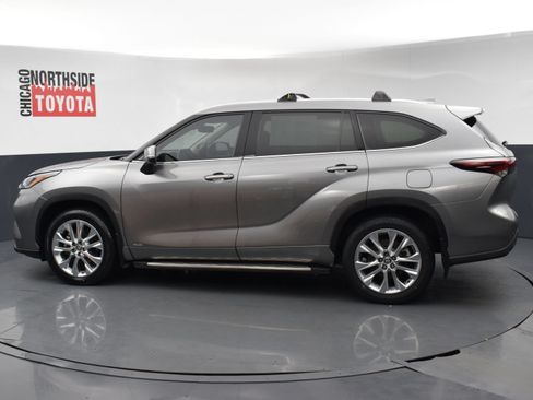 Used 2025 Toyota Highlander Limited AWD/4WD image 2