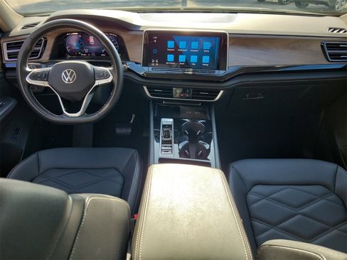 Used 2025 Volkswagen Atlas SE image 13