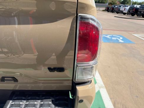 Used 2020 Toyota Tacoma TRD Off-Road w/ TRD Premium Off Road Package AWD/4WD image 12